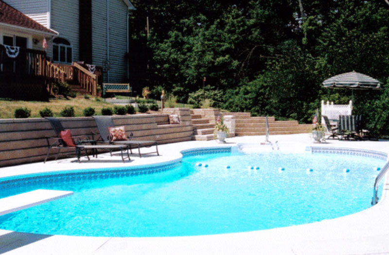 photo of a pool-side retaining wall