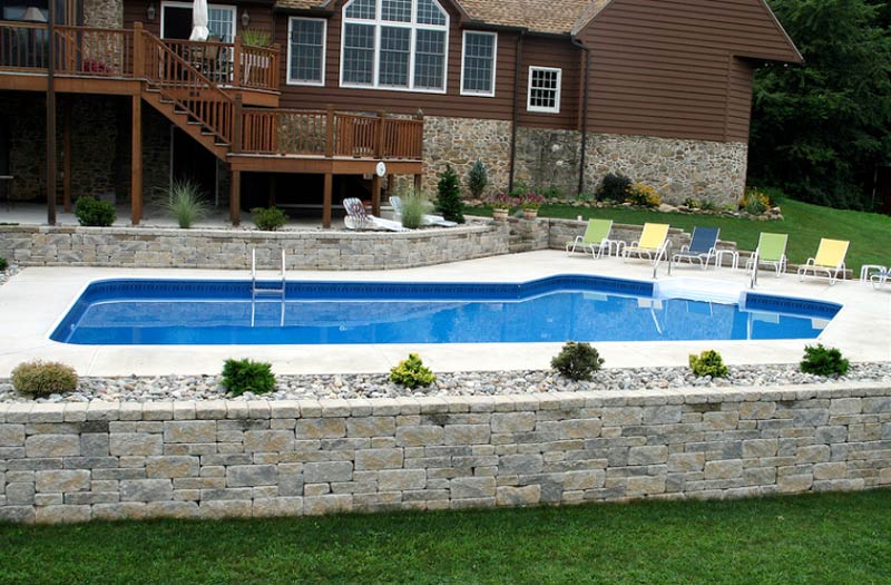 photo of a pool-side retaining wall