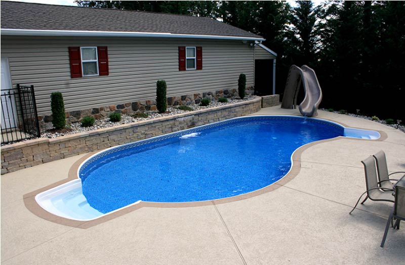 photo of a pool-side retaining wall