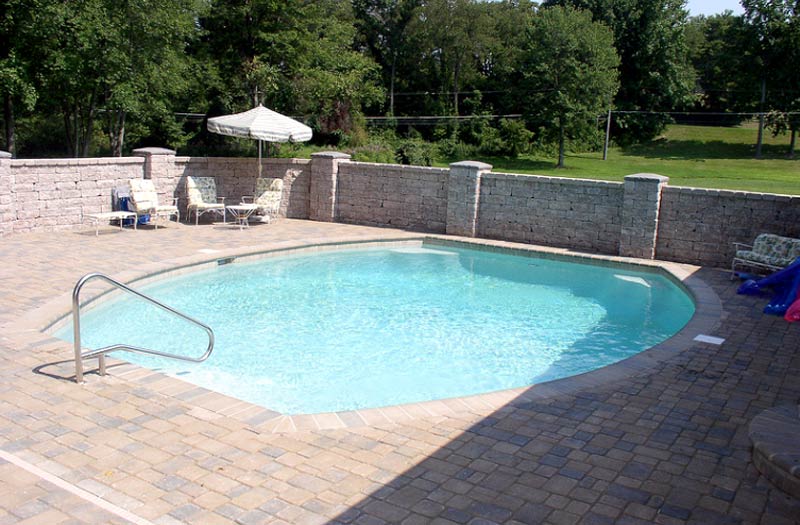 photo of a pool-side retaining wall